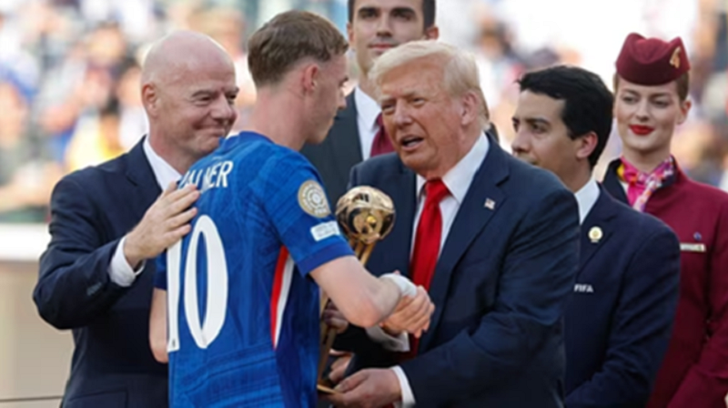 Hình ảnh Cole Palmer bắt tay Donald Trump gây bão mạng