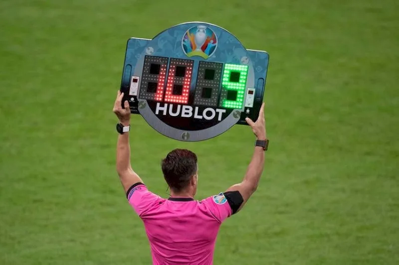 1 trận bóng đá bao nhiêu phút? Quy định thời gian thi đấu theo luật FIFA